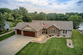 813 Spring Lake Cir, Mc Cool Junction, NE 68401
