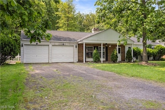 42 Edgewood Dr, Grafton, OH 44044