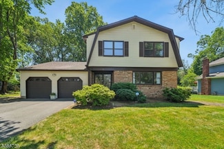 4 Dickens Ct, Morristown, NJ 07960