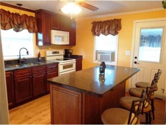 33 Hardy St, Springfield, MA 01129