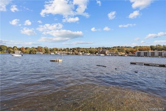 33 Sycamore Rd, Mahopac, NY 10541