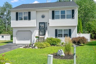 1106 Regal Ct, Schenectady, NY 12302