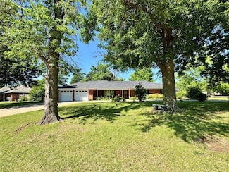 202 Flanders Dr, Chickasha, OK 73018