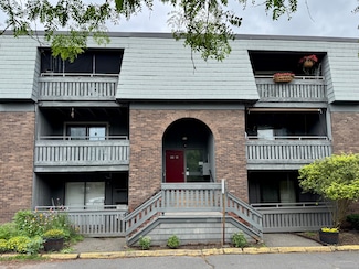 110 Trolley Crossing Ln, Middletown, CT 06457