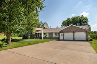 7121 Pine Dr, East Dubuque, IL 61025