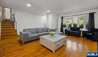 10 Center St, Cresskill, NJ 07626