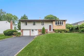 37 Parkway Dr N, ComMacK, NY 11725