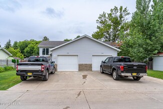 1020 Linden Ct, Grand Forks, ND 58201