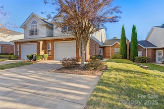 54 Lake Pointe Cir, Hendersonville, NC 28792
