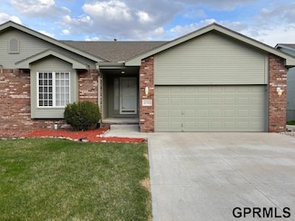 11703 Lakeview Dr, Papillion, NE 68133