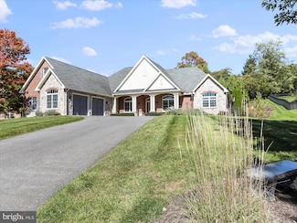 24 Woodbriar Dr, Chambersburg, PA 17202