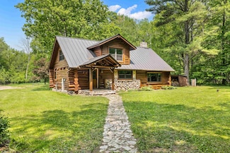 E1424 N Lake Rd, Iola, WI 54945