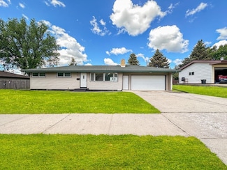 601 24th St NW, Minot, ND 58703