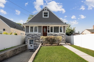 594 Fenworth Blvd, Franklin Square, NY 11010