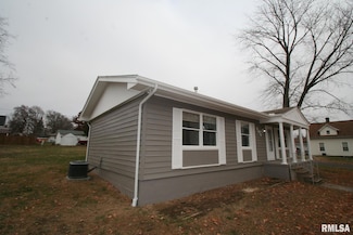 306 E Madison St, MacKinaw, IL 61755
