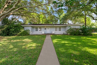 815 Iwo St, Alvin, TX 77511