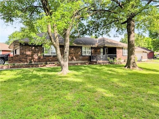 216 SE Noeleen Ln, Lees Summit, MO 64063