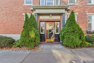 905 NE 43rd St Unit 108, Seattle, WA 98105