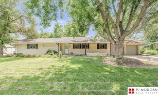 7035 Country Club Rd, Omaha, NE 68152