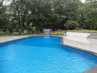 25 Cogswell Ln, Stamford, CT 06902