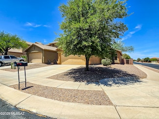744 W Cholla Crest Dr, Green Valley, AZ 85614