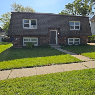 126 Sabin St, Sycamore, IL 60178