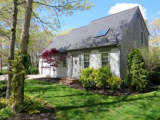 10 Penelope Ln, Cotuit, MA 02635