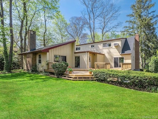 2 Stonytown Rd, Manhasset, NY 11030