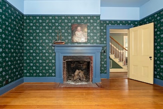 220 8th St, Jacksonville, OR 97530
