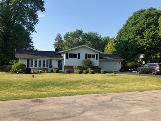 28W104 Hillview Dr, Naperville, IL 60564