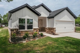 704 W Witt St, Wolfe City, TX 75496