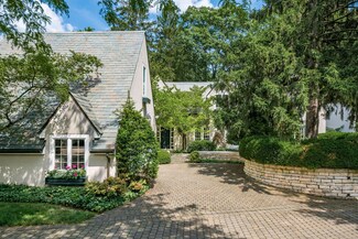 2 Stonegate Village Dr, Columbus, OH 43212