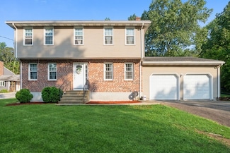 17 Douglas Rd, Webster, MA 01570