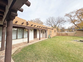 315 Theodora St, Taos, NM 87571