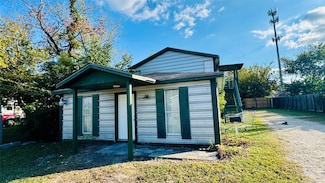 105 Clear Lake Rd Unit A, Highlands, TX 77562