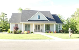 100 Laurie Dr, Mena, AR 71953