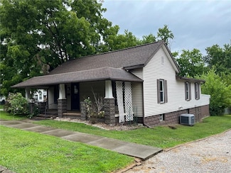 231 Vine St, Oakland City, IN 47660