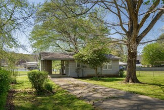 415 Lake Dr, Killen, AL 35645