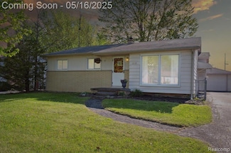2115 Deerfield Dr, Flint, MI 48532