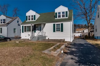 9825 Iveland Dr, Saint Louis, MO 63114