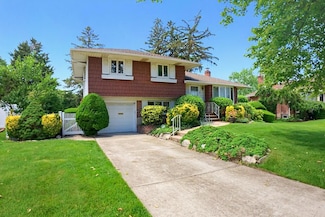 15 Lane Ave, Plainview, NY 11803