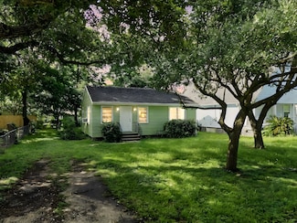303 Texas Ave, Bacliff, TX 77518