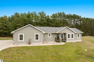 3734 Torrey Pines Dr, Kingsley, MI 49649