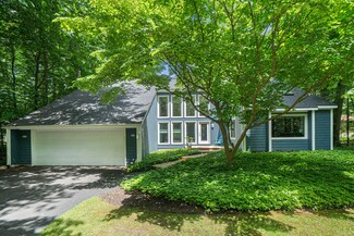 1285 Oakhampton Rd, Holland, MI 49424