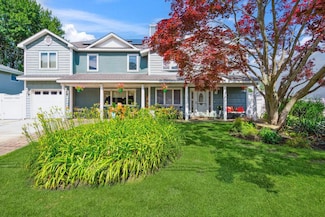17 Sterling Dr, Lake Grove, NY 11755