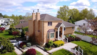 28 Merit Ln, Jericho, NY 11753