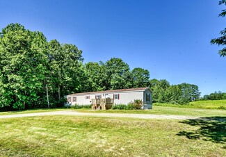 60 Peacock Rd, Farmingdale, ME 04344