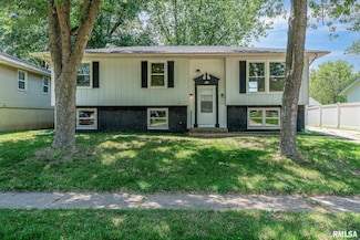 1811 Valley Dr, Davenport, IA 52806