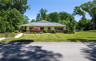 31 Maplecrest Dr, Greenville, RI 02828