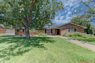 302 Frederick Rd, Fredericksburg, TX 78624